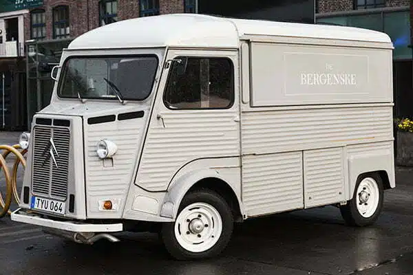 Fourgonnette Citroën pour transporter les ceps de vigne