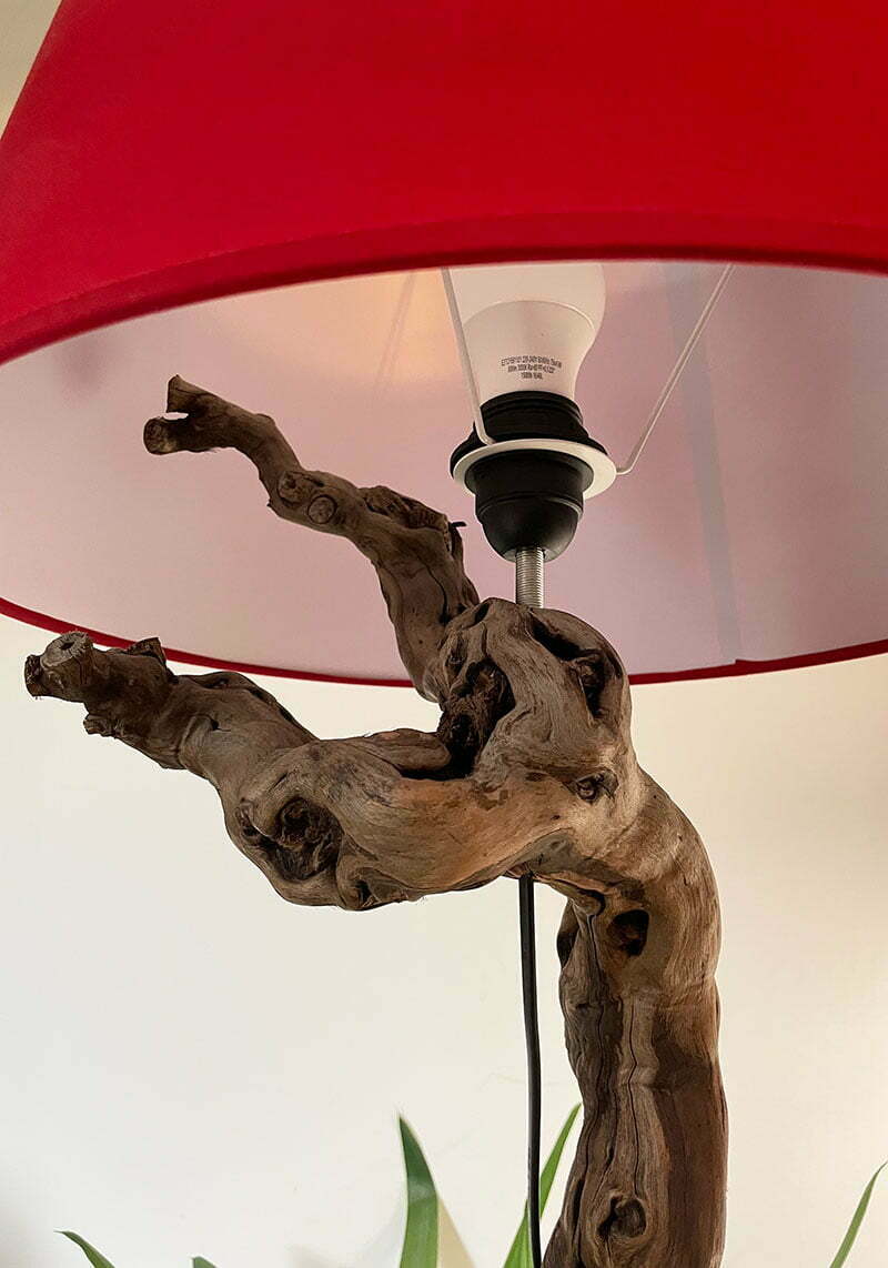 lampe pied de vigne avec un abat-jour rouge - atelier Nantes